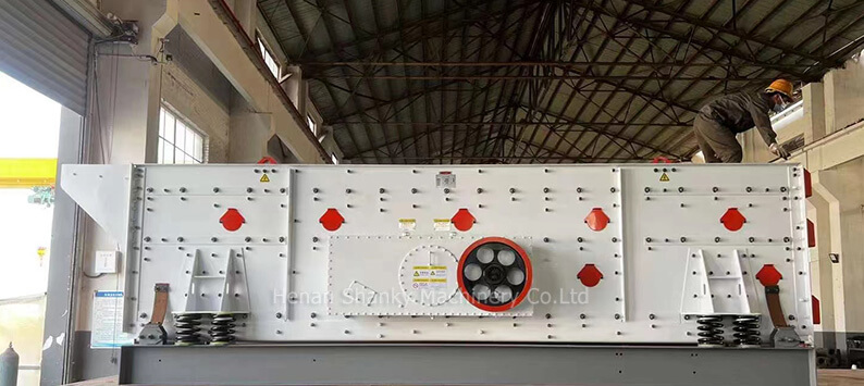 Three-axis horizontal vibrating screen