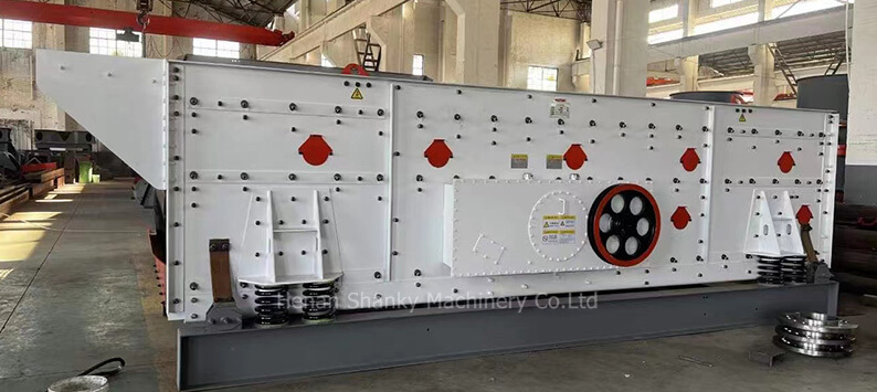 Three-axis horizontal vibrating screen