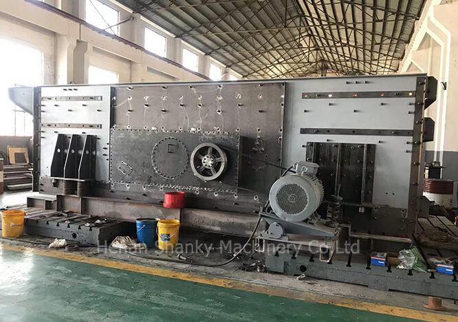 Three-axis horizontal vibrating screen